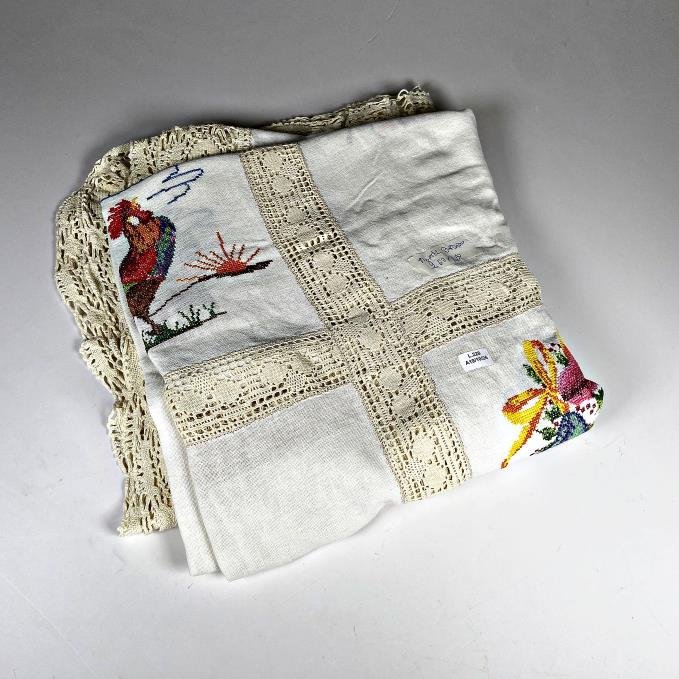Mantel de Lino Bordado con Gallos y Flores, 2.60 x 1.50 mts