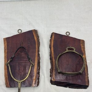 Adornos de Bronce: Espuela y Estribo Antiguos sobre Madera - imagen 1