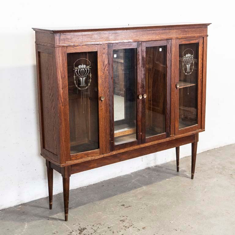 Lote anterior: Mueble de roble con cuatro puertas vidriadas