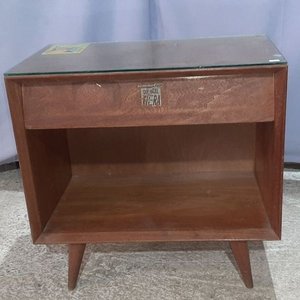 Lote siguiente: Mesa de Luz Americana Madera con Cajón, Estante y Vidrio