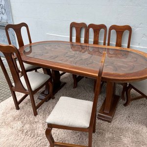 Juego de Comedor: Mesa Oval de Madera Tallada con Tapa de Vidrio y 8 Sillas - imagen 15