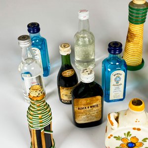 Catorce botellitas coleccion y seis jarritos cerámica mauá - imagen 4