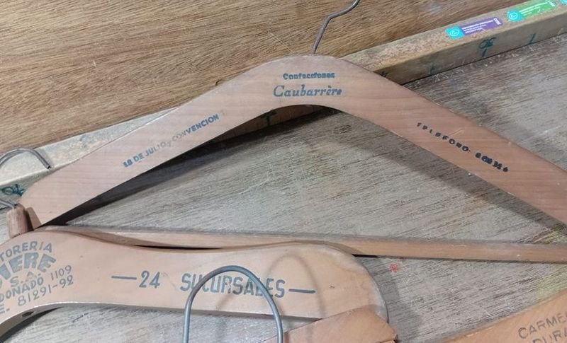 Perchas vintage de madera en buen estado - imagen 2