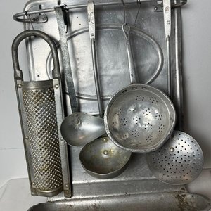 Ganchera Antigua de Aluminio con Accesorios de Cocina - imagen 2