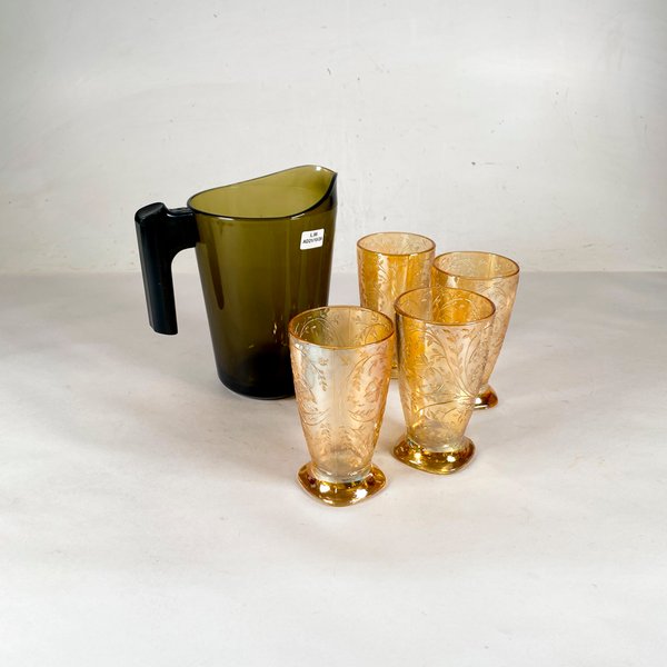 Jarra de Vidrio Verde con Cuatro Vasos Tallados Dorados - imagen 1