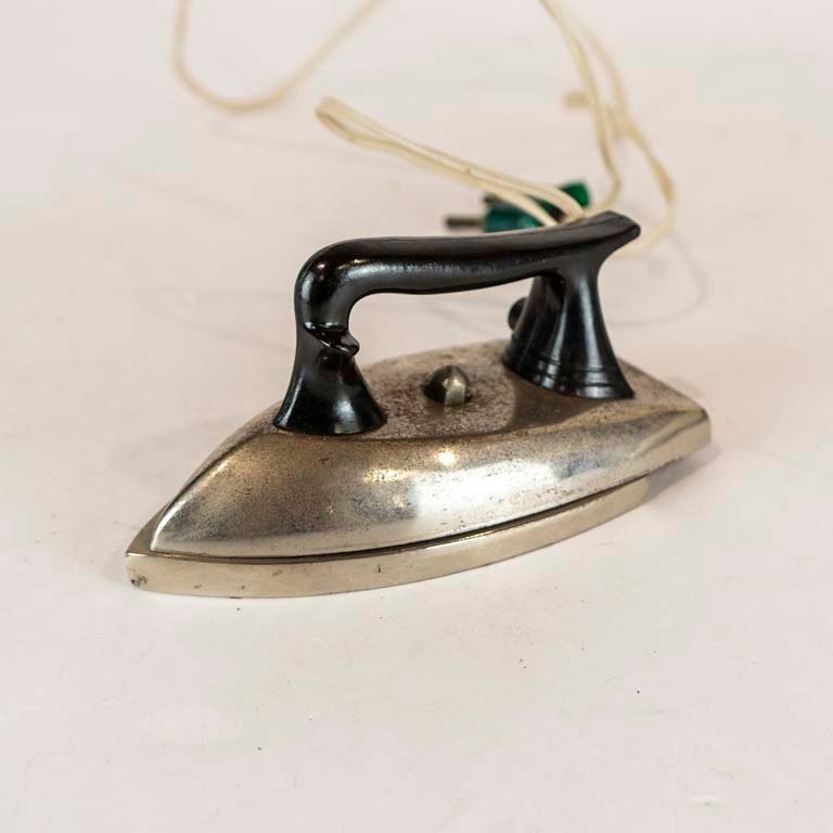 Lote siguiente: Planchita de viaje vintage con mango de Bakelite