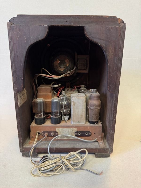 Radio de Valvula Antiguo con Caso de Madera - imagen 5
