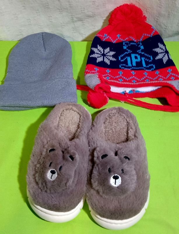 Pantuflas de oso talle 28-29 y gorros infantiles