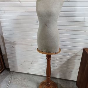 Maniquí Antiguo de Tela Beige con Base de Madera - imagen 1