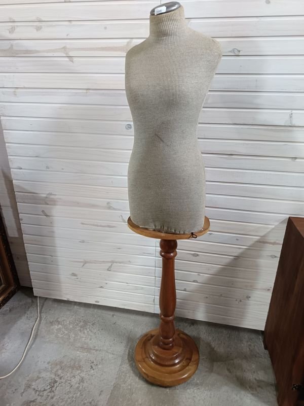 Maniquí Antiguo de Tela Beige con Base de Madera