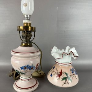 Lámpara de mesa antigua estilo francés en opalina con flores pintadas a mano - imagen 3
