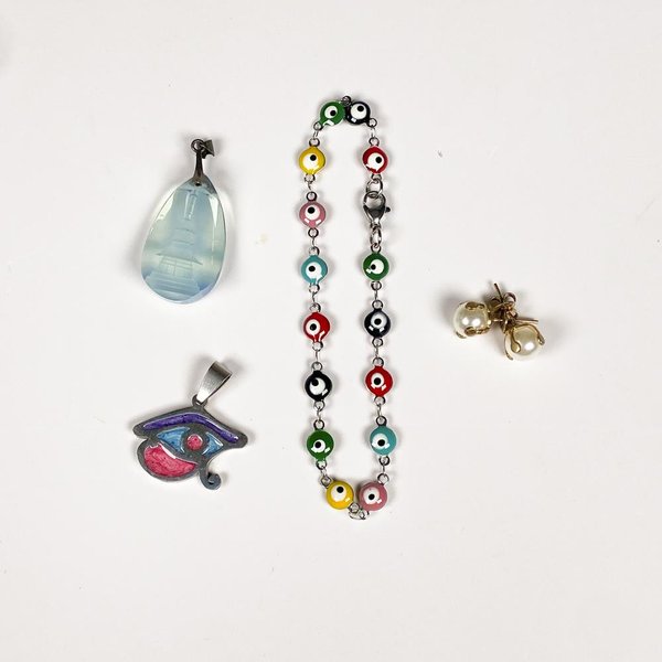 Lote de Cuatro Piezas de Joyería: Pulsera, Caravanas y Colgantes - imagen 1