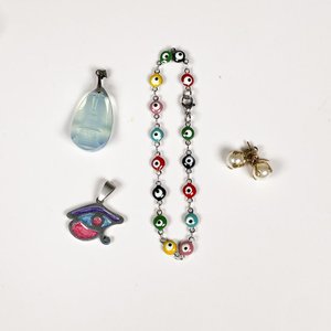 Lote de Cuatro Piezas de Joyería: Pulsera, Caravanas y Colgantes - imagen 1
