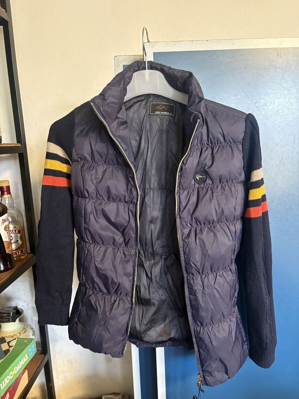 Campera de Nylon Azul con Mangas de Hilo Rayadas
