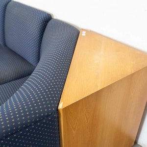 Conjunto de Living Tapizado en Tela Azul con Esquinero de Madera - imagen 2