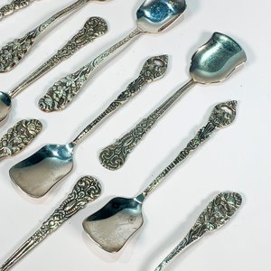Juego de 12 Cucharitas y Despojador de Metal con Decoración Floral - imagen 2