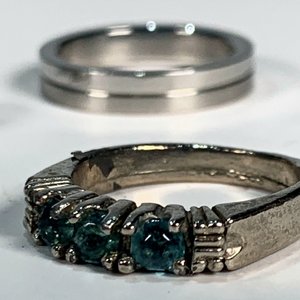 Lote de 5 piezas de fantasía: 2 pares de caravanas y 3 anillos - imagen 3