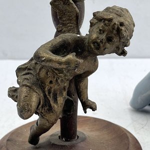 Portavelas de Bronce con Querubín y Base de Madera - imagen 6