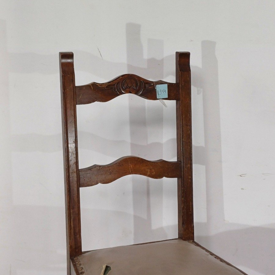 Sillas de madera con respaldo tallado y tapizado roto - imagen 4