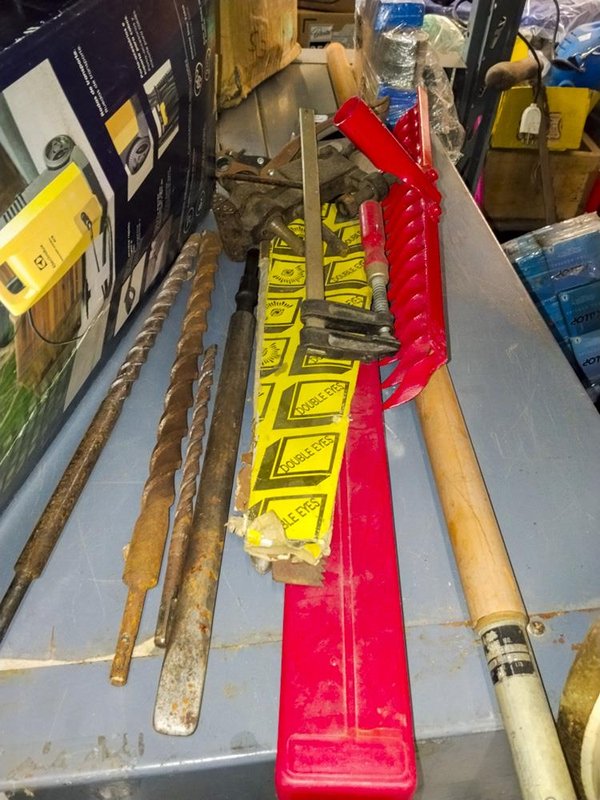 Lote de Herramientas: 2 Serruchos, Sacabocado, Prensa y Morsa de Hierro
