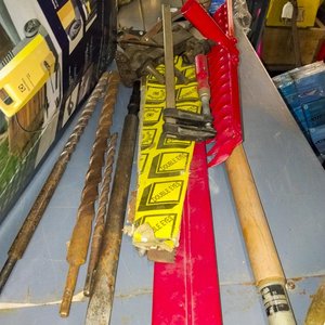 Lote anterior: Lote de Herramientas: 2 Serruchos, Sacabocado, Prensa y Morsa de Hierro