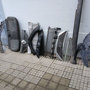 Lote de 32 Piezas de Autopartes: Caretas, Guardabarros y Más - imagen 8