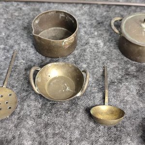 Ganchera con Utensilios de Cocina en Miniatura de Bronce - imagen 4