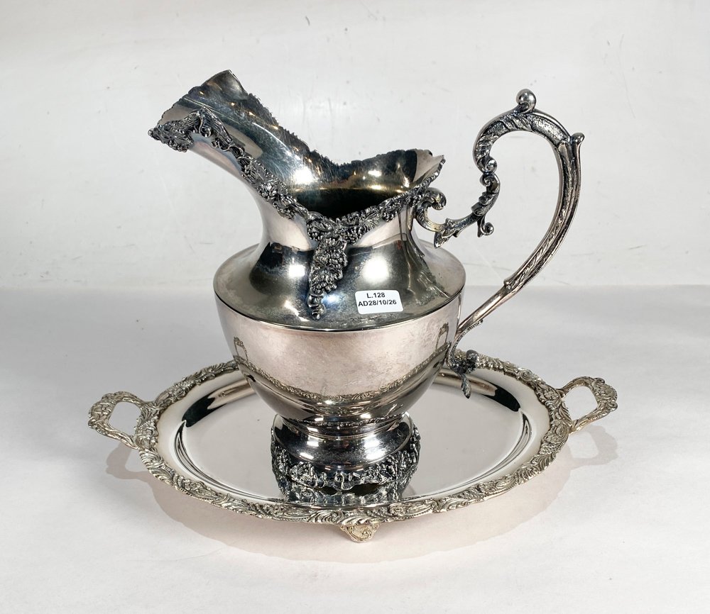 Jarra y Centro de Mesa en Metal Labrado Estilo Vintage