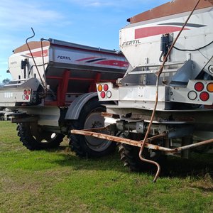 Dos maquinarias fertilizadoras autopropulsadas Fertec 824 Fertil serie 5 - imagen 4