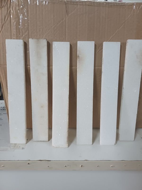 Aproximadamente 350 Guardas Rectangulares de Mármol Blanco