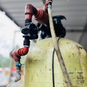 Tanque Hidroneumático de Fibra de Vidrio con Conexiones y Mangueras - imagen 3
