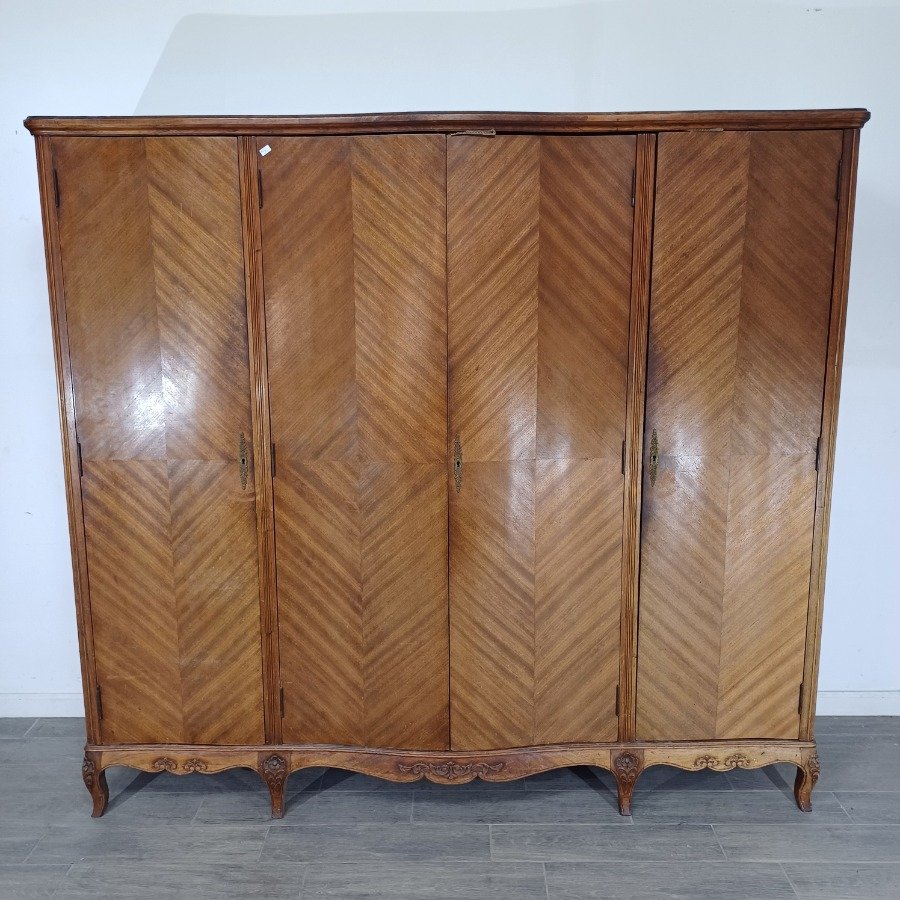 Lote anterior: Ropero estilo Luis XV en cedro