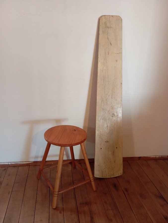 Mesa de planchar y taburete en madera - imagen 4