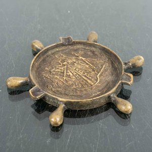 Lote siguiente: Cenicero de Bronce con Diseño de Timón Náutico