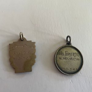 Lote de 2 Medallas de Colección: Turismo Colonia 1950 y Hotel Comercio Nueva Helvecia 1948 - imagen 3