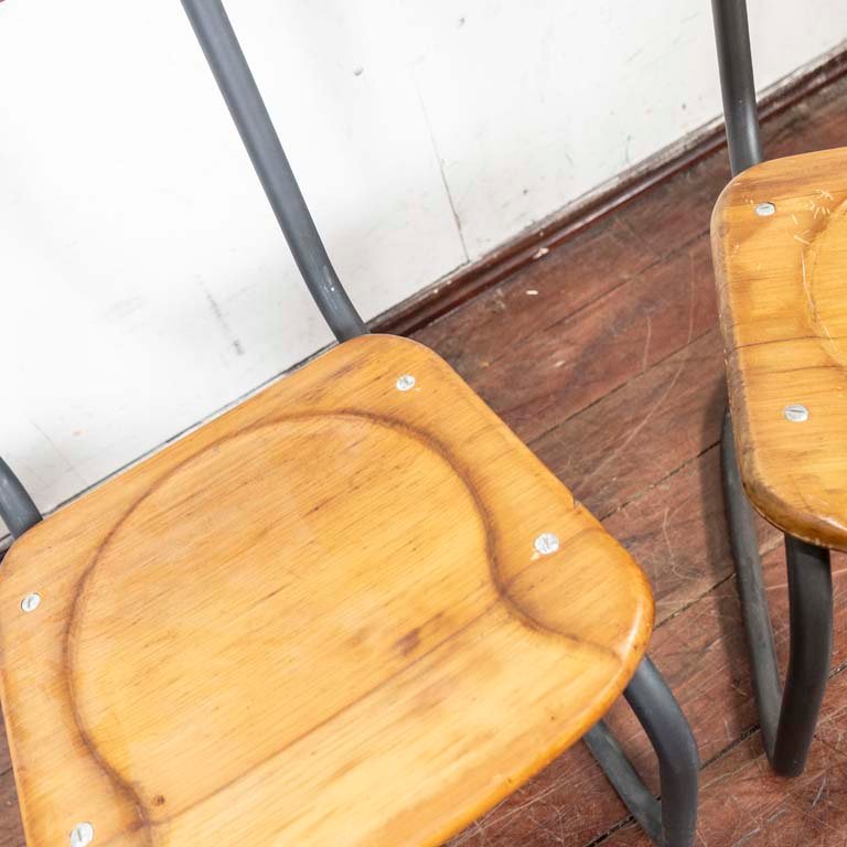 Sillas de madera con estructuras metálicas - imagen 2
