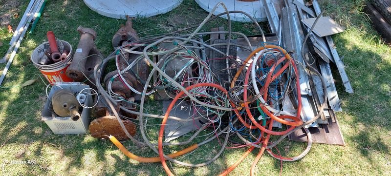 Lote siguiente: Cables y hierros para la venta