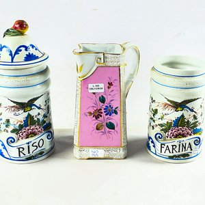 Lote anterior: Jarra y Potes de Porcelana con Decoración Floral y Aves