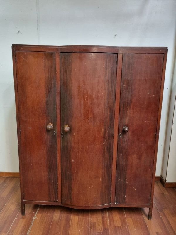 Ropero Antiguo de Madera con Tres Puertas y Diseño Curvo