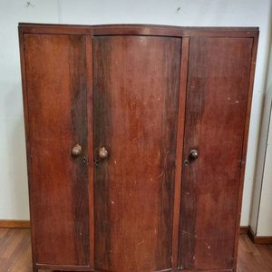 Lote siguiente: Ropero Antiguo de Madera con Tres Puertas y Diseño Curvo