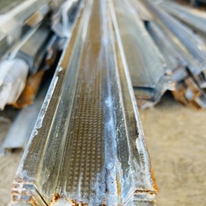 Lote #043C – Diez paquetes de perfiles omega cada paquete contiene 20 unidades – pueden presentar detalles de oxido - imagen 3