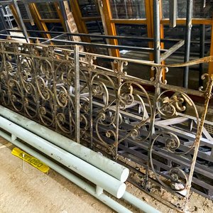 Lote siguiente: Tres Tramos de Barandas de Hierro Forjado con Detalles Ornamentales