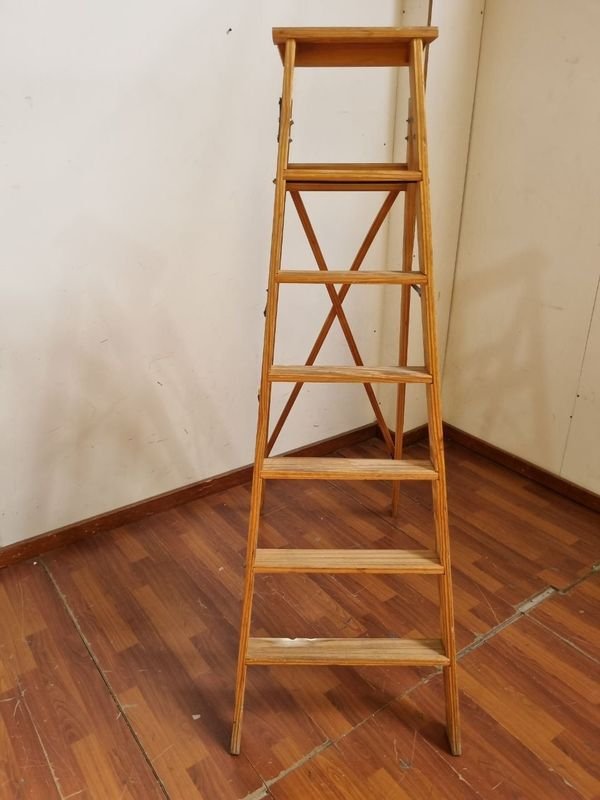 Escalera de madera para seis pasos