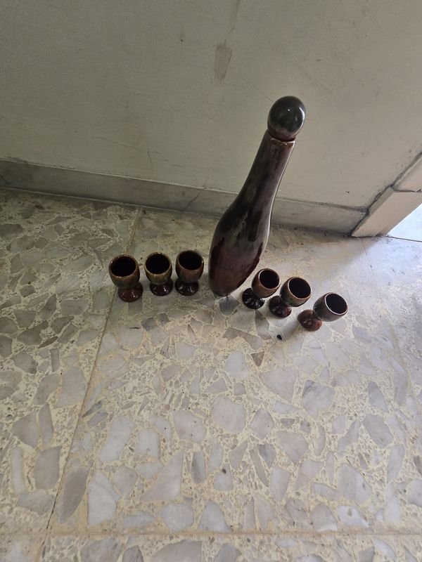 Juego de 6 Copitas y Botella Decorativa Marrón Brillante