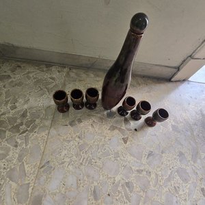 Juego de 6 Copitas y Botella Decorativa Marrón Brillante - imagen 1