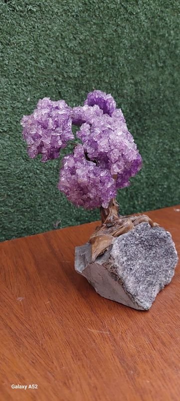 Arte de piedra morada: árbol inspirado en la naturaleza - imagen 3
