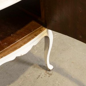 Mesa de Luz Francesa Blanca Patinada con Puerta y Detalles - imagen 3