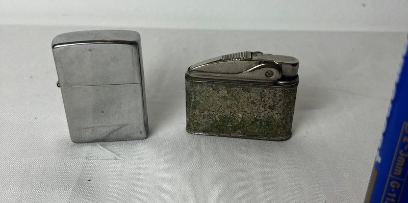 Lote anterior: Par de encendedores y herramientas