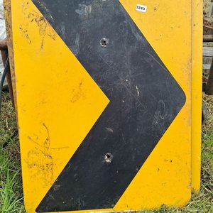 Lote siguiente: Cartel de señalización de Direccional de Curva , Medidas : 44 x 60