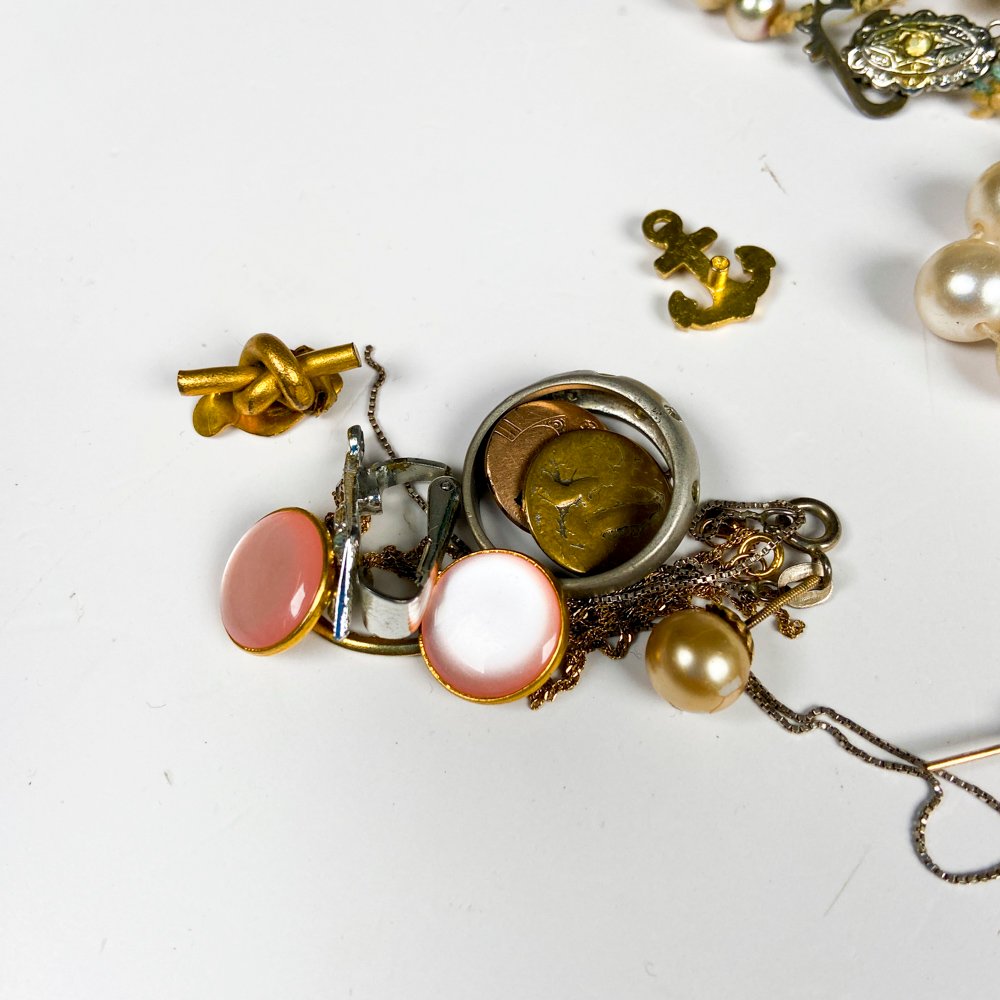 Colección de joyería con collares, monedas y accesorios - imagen 3